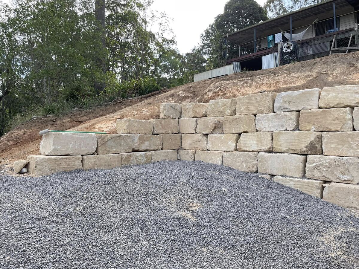 Sandstone block retaining wall
